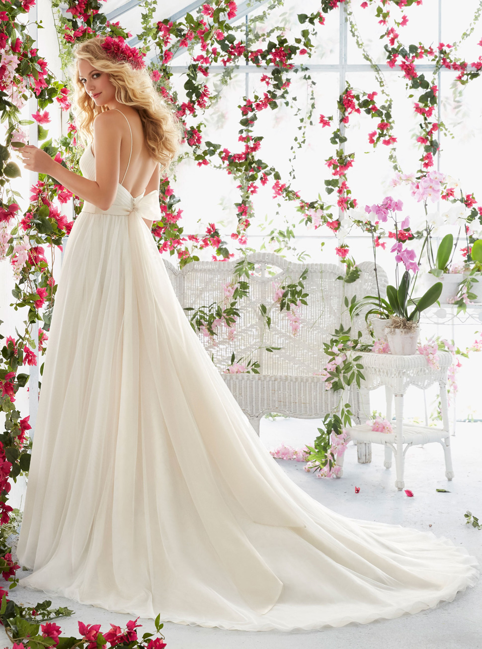 欧式新款欧根纱吊带公主型白色长拖尾婚纱礼服批发HS9421