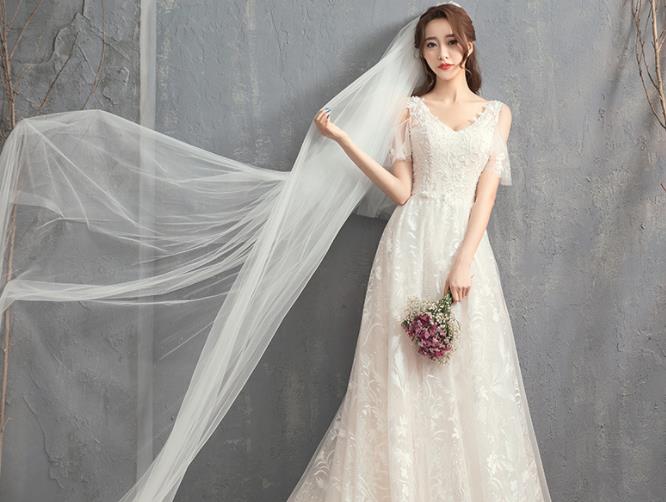 拖尾婚纱好还是齐地婚纱好